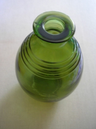 Zöld hordó alakú üvegpalack