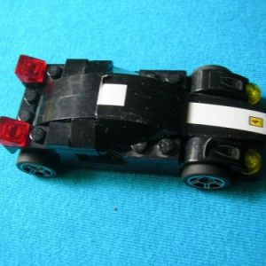Lego fekete-fehér lendkerekes kisautó