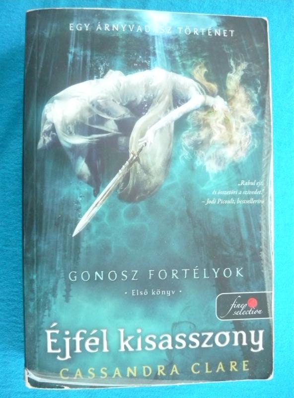 Gonosz fortélyok I-III. 2 Gonosz fortélyok I-III. – Éjfél kisasszony / Árnyak ura / Éjsötét Királynő