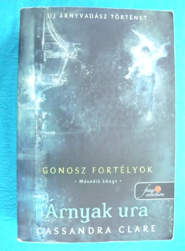 Gonosz fortélyok I-III. 3 Gonosz fortélyok I-III. – Éjfél kisasszony / Árnyak ura / Éjsötét Királynő