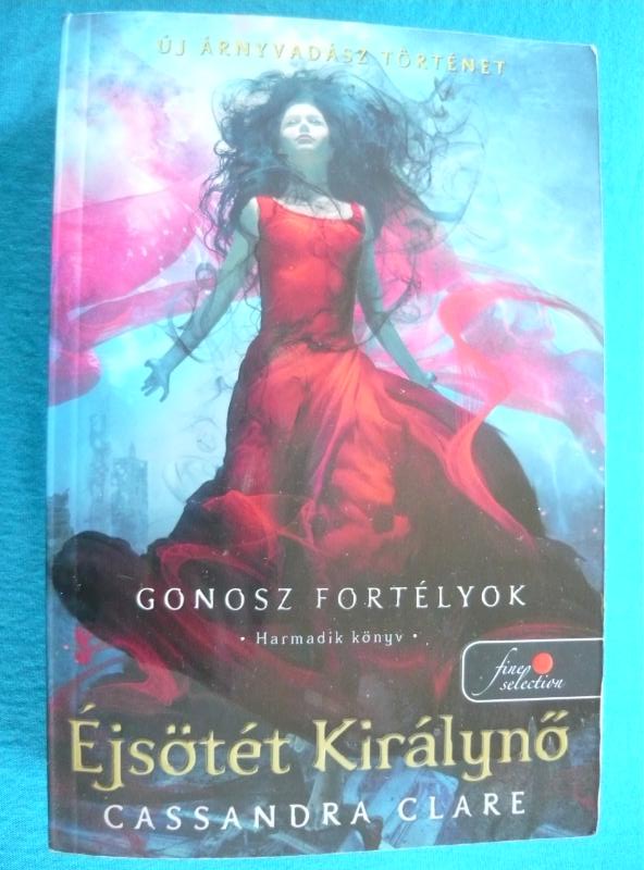Gonosz fortélyok I-III. 4 Gonosz fortélyok I-III. – Éjfél kisasszony / Árnyak ura / Éjsötét Királynő